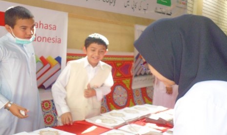  Siswa Madrasah Hudaibiya bagi-bagi bingkisan termasuk Alquran dan Tafsir.