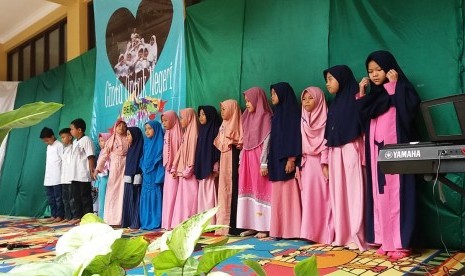 Siswa Madrasah Ibtidaiyah (MI) Ar Rasyid 1 Bogor yang tergabung dalam komunitas anak gemar menulis ‘Blessing Kids’, meluncurkan buku antologi perdana mereka berjudul Kicau Murai pada Sabtu (2/11). 