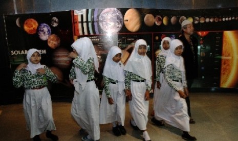 Siswa madrasah saat melakukan proses pembelajaran di luar sekolah. Madrasah merupakan satu sistem pendidikan Islam.