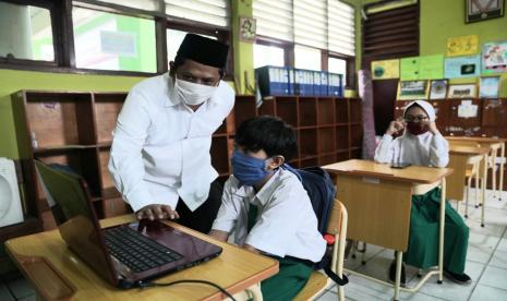 Siswa Madrasah sedang belajar.