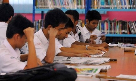 Siswa madrasah tengah belajar di perpustakaan (ilustrasi).