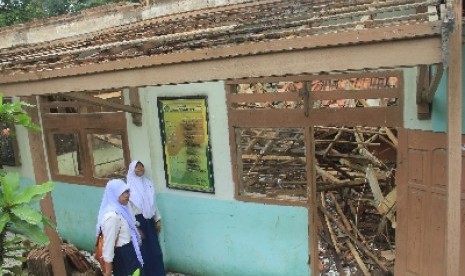 Siswa Madrasah Tsanawiyah (MTs) Nurul Falah di Serang, Banten memandangi bagian sekolah mereka yang rusak berat.