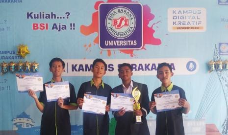 Siswa MAN 1 Karanganyar berhasil meraih juara 2 dalam lomba BSI Flash Short Movie yang diadakan oleh Kampus Digital Kreatif Universitas BSI (Bina Sarana Informatika) Kampus Solo.