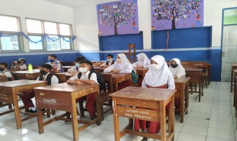 Siswa melaksanakan PTM di SDN 1 Pengadilan, Kecamatan Tawang, Kota Tasikmalaya, Senin (10/1). Pelaksanaan PTM di sekolah itu masih dibatasi dengan jumlah siswa dalam kelas maksimal 50 persen dari kapasitas.