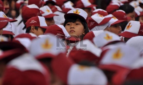  Siswa melaksanakan upacara di lapangan SDN 05 Pejaten Timur, Jakarta Selatan, Senin (15/7).     (Republika/Rakhmawaty La'lang)