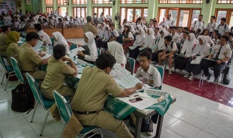 Siswa melakukan verifikasi berkas pendaftaran seleksi Penerimaan Peserta Didik Baru (PPDB) dan pengajuan akun di SMA 7 Solo, Jawa Tengah, Senin (24/6/2019). 