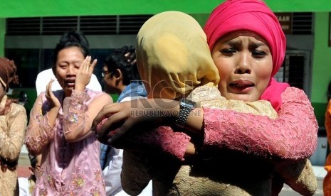  Siswa meluapkan kegembiraannya saat pengumuman kelulusan UN tingkat SMA di SMA Negeri 37 Jakarta, Jumat (24/5).  (Republika/Prayogi)