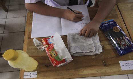 Siswa membawa perlengkapan protokol kesehatan saat mengikuti Pembelajaran Tatap Muka Terbatas di SMPN 1 Depok, Depok, Jawa Barat, Senin (4/10/2021). Pemerintah Kota Depok kembali memberlakukan Pembelajaran Tatap Muka (PTM) terbatas kepada seluruh sekolah dimulai hari ini dengan menerapkan protokol kesehatan dan pembelajaran hanya dilakukan seminggu dua kali selama 2 jam.