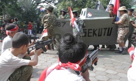 Siswa memerankan drama kolosal Pertempuran 10 November.