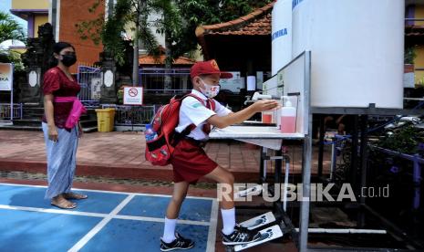 Siswa mencuci tangan sebelum masuk kelas untuk mengikuti kegiatan Pendampingan Tatap Muka di SD Widiatmika, Jimbaran, Badung, Bali,Senin (6/9/2021). Sekolah tersebut memulai program pendampingan pembelajaran tatap muka di sekolah yang dilaksanakan secara terbatas dengan diikuti maksimal lima orang siswa dalam satu kelas yang menerapkan protokol kesehatan secara ketat untuk menunjang proses pembelajaran jarak jauh secara daring. 