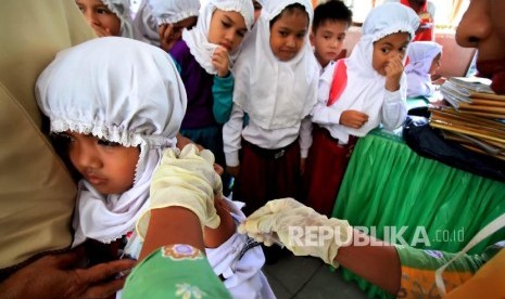 Siswa mendapatkan suntikan imunisasi Tetanus saat Bulan Imunisasi Anak Sekolah (BIAS) di SDN-1 Lhokseumawe, Provinsi Aceh, Senin (16/10). Penyuntikan imunisasi TD (Tetanus Toxoid) dan DT (Difteri Tetanus) program BIAS Kementerian Kesehatan.