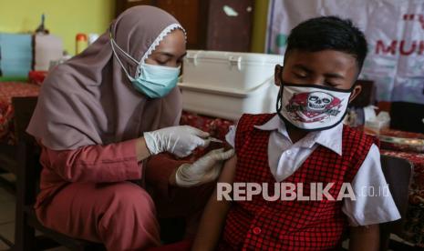 Siswa mendapatkan vaksinasi COVID-19 di SD Negeri 8 Menteng Palangkaraya, Kalimantan Tengah, Senin (31/1/2022). Dinas Kesehatan Provinsi Kalteng mencatat capaian pelaksanaan vaksinasi di provinsi tersebut yaitu sebanyak 1,79 juta orang atau 87,7 persen untuk dosis pertama dan 1,079 juta orang atau 57,7 persen untuk dosis kedua dari total target sasaran 2,04 juta orang. 