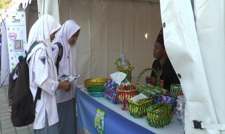 Siswa mendatangi stan dalam gelaran Expo Santripreuner di Blitar