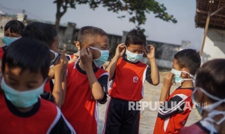 Siswa mengenakan masker saat mengikuti mata pelajaran olahraga (Ilustrasi)