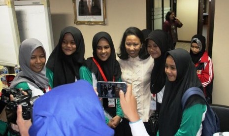 Siswa Mengenal Nusantara (SMN) berfoto dengan Menteri BUMN Rini Soemarno.