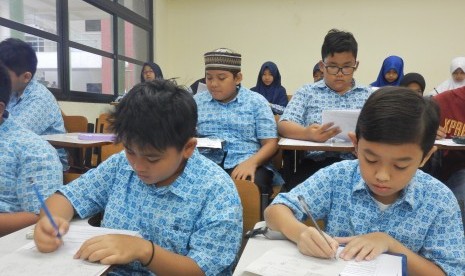 Siswa mengerjakan latihan soal matematika nalaria realistik.