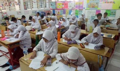 Siswa mengerjakan latihan soal matematika nalaria realistik. 