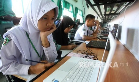 Siswa mengerjakan soal Ujian Kenaikan Kelas (UKK) dengan sistem daring di SMPN 2 Blitar, Jawa Timur (ilustrasi)