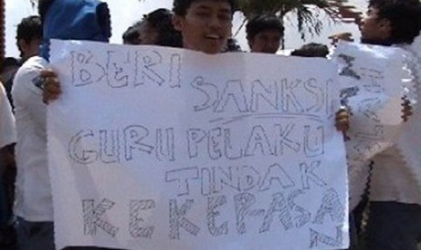 Siswa menggelar demonstrasi menentang kekerasan guru.