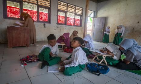 Ilustrasi siswa madrasah belajar di kelas.