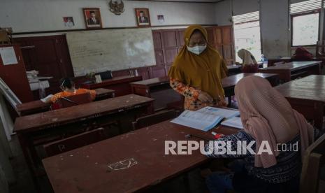 Siswa mengikuti kegiatan belajar secara tatap muka di SD Negeri Talio Muara 1, Desa Talio Muara, Kabupaten Pulang Pisau, Kalimantan Tengah, Sabtu (18/9/2021). Sejumlah sekolah di wilayah desa kabupaten yang berada pada kawasan zona hijau COVID-19 tersebut melakukan kegiatan belajar secara tatap muka karena siswa kesulitan mendapatkan akses internet. 