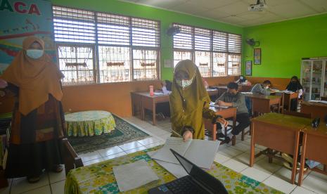 Siswa mengikuti kegiatan pembelajaran tatap muka terbatas di SDN Percobaan Padang, Sumatera Barat, Jumat (8/10/2021). Meskipun masih dalam kondisi PPKM status level 4, Pemkot Padang tetap melaksanakan pembelajaran tatap muka bagi siswa SD hingga SMP di kota itu dengan berpakaian bebas. 