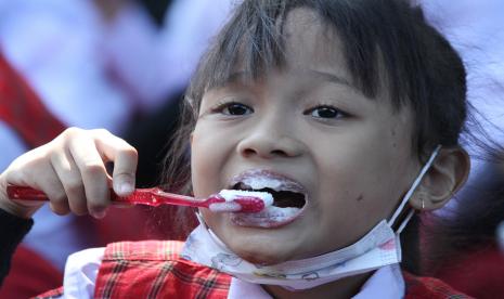 Siswa mengikuti kegiatan sikat gigi massal dalam peringatan Hari Kesehatan Gigi Nasional di SDN Tanjungrejo 5, Mergan, Malang, Jawa Timur. Dokter Gigi Spesialis Ortodontis drg Adelia Susanto mengatakan sikat gigi saja tidak cukup untuk menjaga kebersihan mulut. 