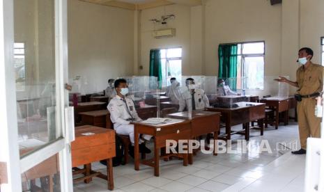 Siswa mengikuti pembelajaran tatap muka di SMA Negeri 2 Sidoarjo, Jawa Timur, Senin (30/8/2021). Sejumlah sekolah di Sidoarjo menggelar pembelajaran tatap muka pada perpanjangan PPKM level 3 dengan jumlah siswa 33 persen dari kapasitas kelas bagi pendidikan SMA dengan durasi belajar selama empat jam di sekolah.