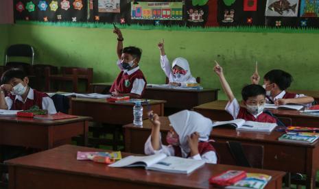 Siswa mengikuti Pembelajaran Tatap Muka (PTM) di Madrasah Ibtidaiyah Negeri 1 Langkai, Palangkaraya, Kalimantan Tengah, Selasa (8/2/2022). Pemkot Palangkaraya memberlakukan PTM dengan sistem penyesuaian zonasi kelurahan penyebaran COVID-19, seperti PTM 100 persen bagi wilayah yang berada di zona hijau dan 50 persen di zona oranye serta pembelajaran secara daring untuk kawasan zona merah COVID-19. 