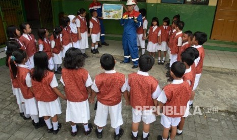 Siswa mengikuti proses belajar mengajar oleh relawan pekerja Pertamina di SDN Tanjung Priok 2, Jakarta Utara, Senin (8/5).