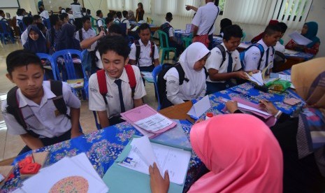 Siswa mengikuti seleksi Penerimaan Peserta Didik Baru (PPDB) di SMKN 2 Ciamis, Jawa Barat, Kamis (5/7). 