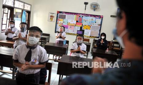 Siswa mengikuti simulasi pembelajaran tatap muka di SD Widiatmika, Jimbaran, Badung, Bali, Selasa (8/12/2020).