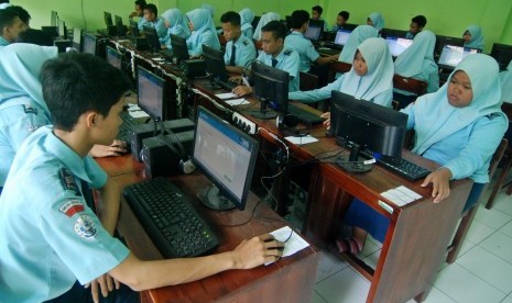 Siswa mengikuti simulasi ujian berbasis komputer (Ilustrasi)