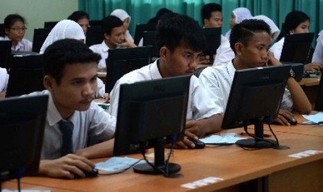 Siswa mengikuti Ujian Nasional (UN) berbasis komputer di SMKN 28, Jakarta Selatan, Senin (13/4).