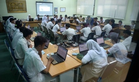  Siswa mengikuti Ujian Nasional (UN) mata pelajaran Bahasa Indonesia berbasis komputer (Computer Based Test) di SMKN 28, Jakarta Selatan, Senin (13/4). (Republika/ Yasin Habibi)