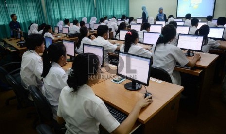  Siswa mengikuti Ujian Nasional (UN) mata pelajaran Bahasa Indonesia berbasis komputer (Computer Based Test) di SMKN 28, Jakarta Selatan, Senin (13/4). (Republika/ Yasin Habibi)