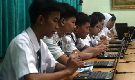 Siswa mengikuti Ujian Nasional (UN) mata pelajaran Bahasa Indonesia berbasis komputer (Computer Based Test) di SMKN 28, Jakarta Selatan, Senin (13/4). (Republika/ Yasin Habibi)