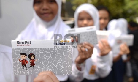 Siswa menunjukan buku tabungan Simpanan Pelajar.