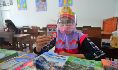 Siswa menunjukkan kuota saat pembagian subsidi kuota di SMP Muhammadiyah 1 Kudus, Kudus, Jawa Tengah, Sabtu (15/8/2020). Sebanyak 580 siswa di sekolah itu mendapatkan subsidi kuota yang bersumber dari dana Bantuan Operasional Sekolah (BOS) untuk membantu siswa yang kurang mampu serta menunjang kelancaran proses belajar secara daring di tengah pandemi COVID-19. 