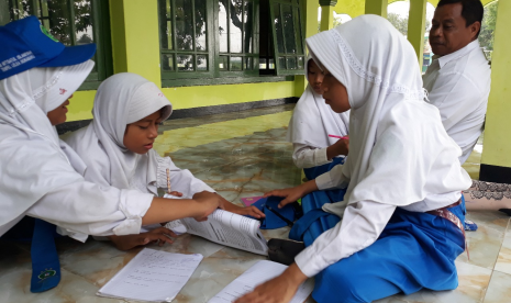 Siswa MI Bi’tsatul Islamiyah, Kabupaten Indramayu, Provinsi Jawa Barat belajar di masjid.    