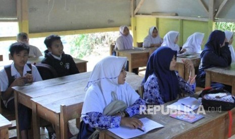 Siswa MTS Nurussalam di Kampung Puncak Mulya 01/07, Desa Sukamulya, Kecamatan Kutawaringin, Kabupaten Bandung terpaksa harus belajar di ruang kelas yang rusak parah. 