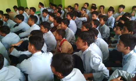 Siswa MTsN 1 Bogor mengikuti Pesantren Kilat di sekolahnya, Kamis (9/5).