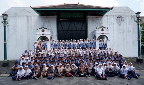 Siswa MTsN 1 Bogor saat melakukan pembelajaran di luar kelas salah satunya dengan berkunjung ke Keraton Yogyakarta