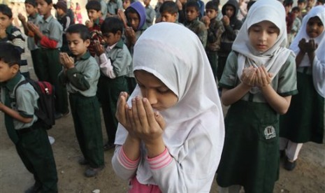 Siswa Pakistan berdoa bagi korban serangan di Universitas Bacha Khan di Karachi, Pakistan, Kamis, 21 Januari 2016.