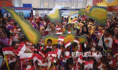 Siswa PAUD memegang bendera merah putih ketika Deklarasi 1000 Anak Cinta Indonesia di Surabaya, Jawa Timur. Tidak Ada Tes Calistung Masuk SD di Surabaya. 