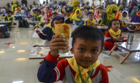 Siswa PAUD menunjukkan makanan olahan ikan pada acara gerakan cinta rupiah dan makan ikan massal di Gedung Kesenian, Kabupaten Ciamis, Jawa Barat, Kamis (24/3/2022). Gerakan cinta rupiah dan makan ikan massal yang diikuti 200 peserta itu bertujuan untuk mencegah stunting dan mengajak anak mencintai rupiah sejak dini.