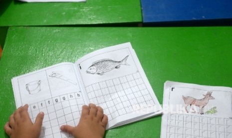 Siswa Pendidikan Anak Usia Dini (PAUD) Seruni Indah belajar di bangunan majelis taklim swadaya masyarakat, Kalijodo, Jakarta, Selasa (16/2).