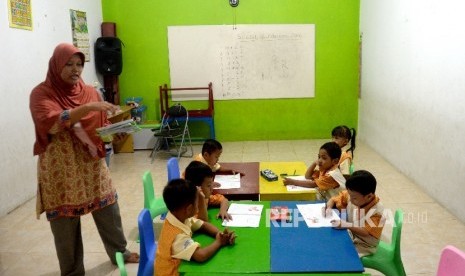 Siswa Pendidikan Anak Usia Dini (PAUD) Seruni Indah belajar di bangunan majelis taklim swadaya masyarakat, Kalijodo, Jakarta, Selasa (16/2).