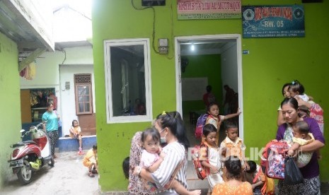 Siswa Pendidikan Anak Usia Dini (PAUD) Seruni Indah usai belajar di bangunan majelis taklim swadaya masyarakat, Kalijodo, Jakarta, Selasa (16/2).