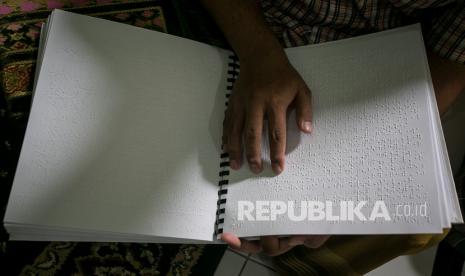 Siswa penyandang tuna netra penerima manfaat membaca Alquran braille saat mengikuti kegiatan tadarus di Balai Rehabilitasi Sosial Disabilitas Netra Bhakti Candrasa, Jongke, Solo, Jawa Tengah, Rabu (6/4/2022). Masjid Nabawi Sediakan Alquran Braille Untuk Difabel Netra